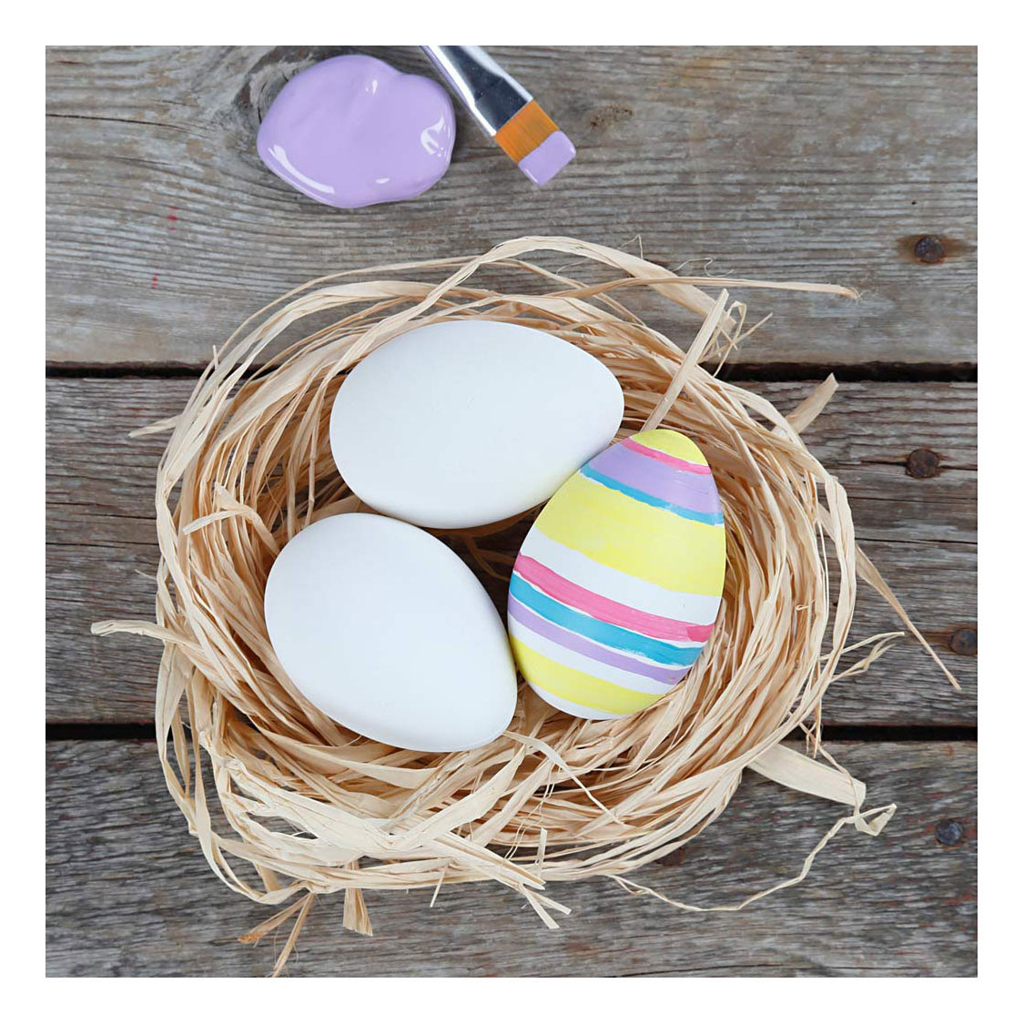 Œufs en plastique dans une boîte à œufs 6cm - 12 pièces.