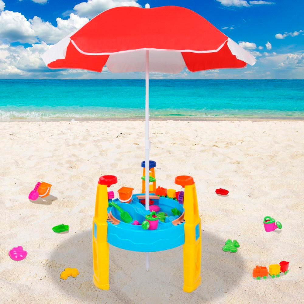 Sand- und Wasserspielplatz mit Sonnenschirm